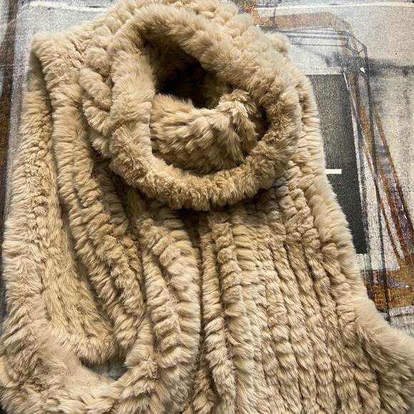 - Nieman Marcus sleeveless Fur pullover - Picture 3 of 4